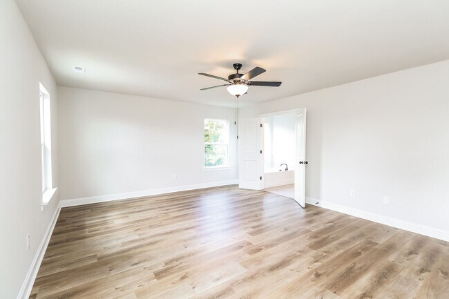 Building Photo - Beautiful 4BR 2.5BA Home w/ Full Appliance Kitchen • Garage Parking •