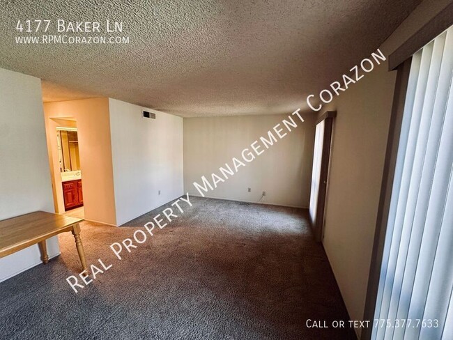 Building Photo - Spacious 2 bedroom apartment w/ A/C, washe...