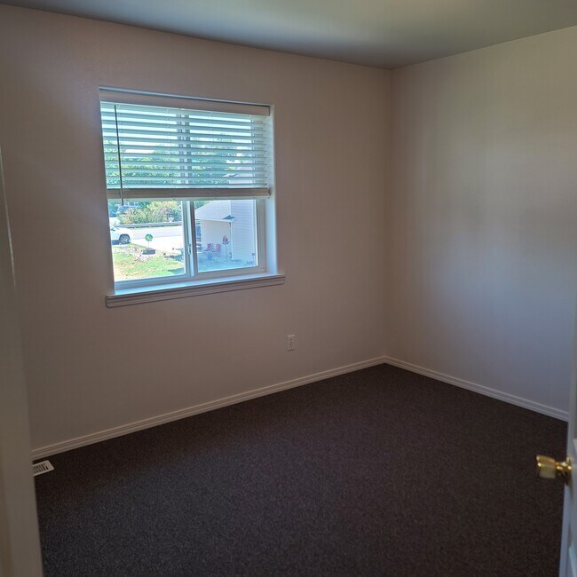 Building Photo - 214 Quinella St