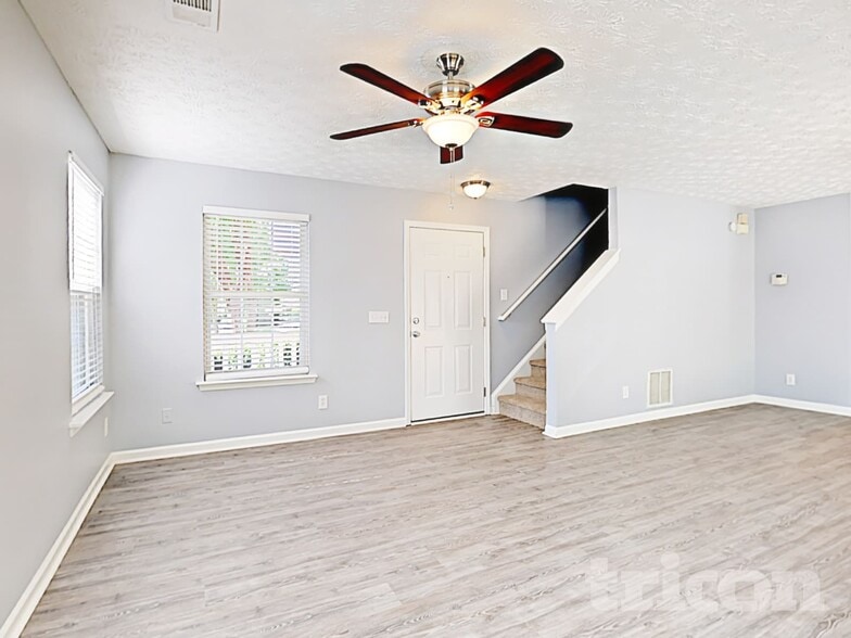 Building Photo - 1202 W Oaks Way