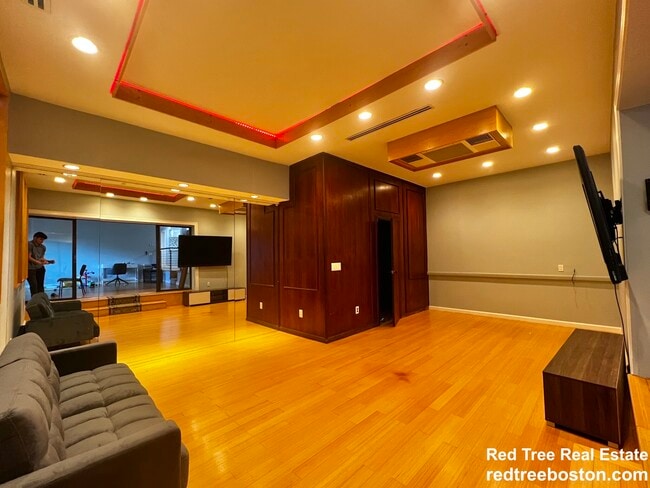 Building Photo - 57 Broadlawn Park