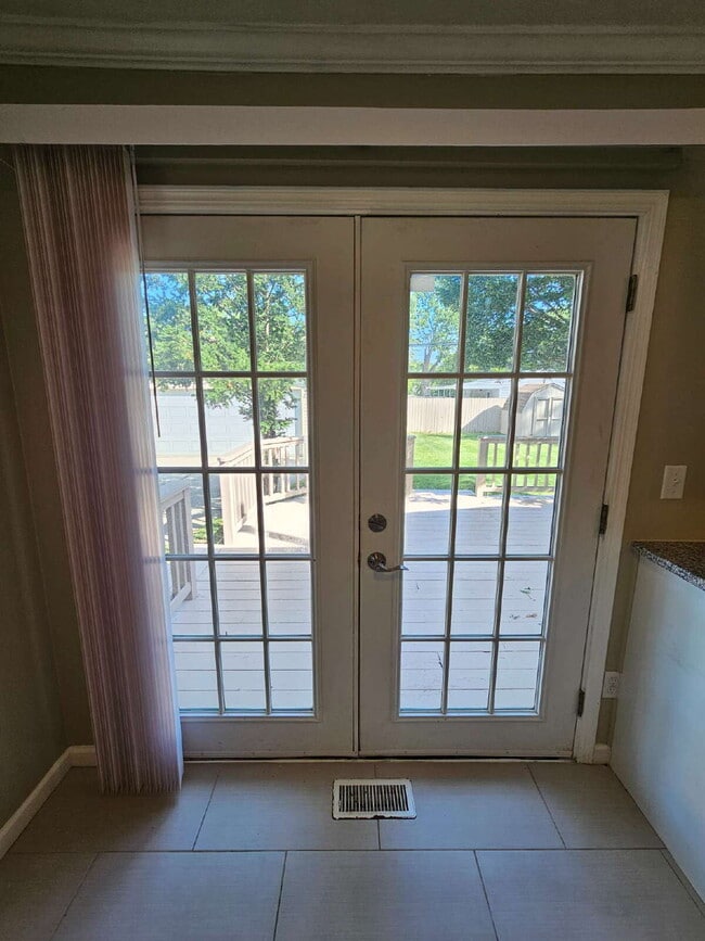 Building Photo - Clean 3-Bedroom Tri-Level, 1.5 Bath with Updated Kitchen, Great Room, Fireplace & Private Backyar...