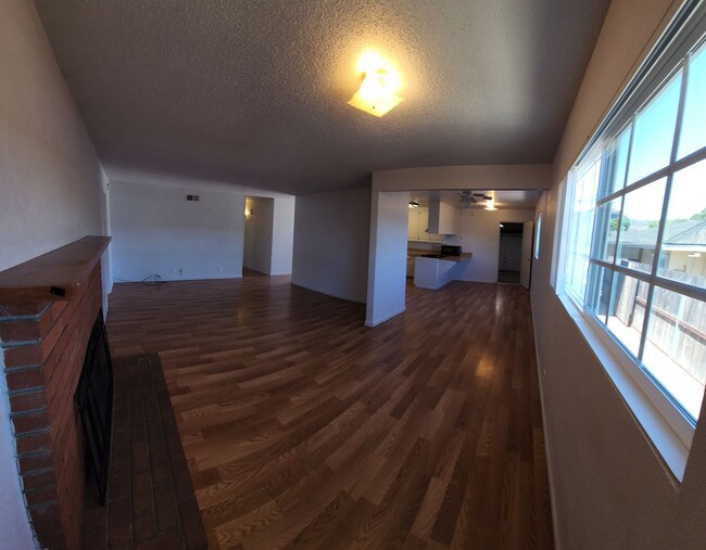 Building Photo - 4 bed 3 baths!  House ideally located close to campus, shopping, Bishop Peak