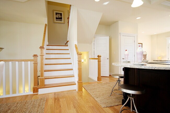 Building Photo - Inviting End-Unit Old Trail Townhome