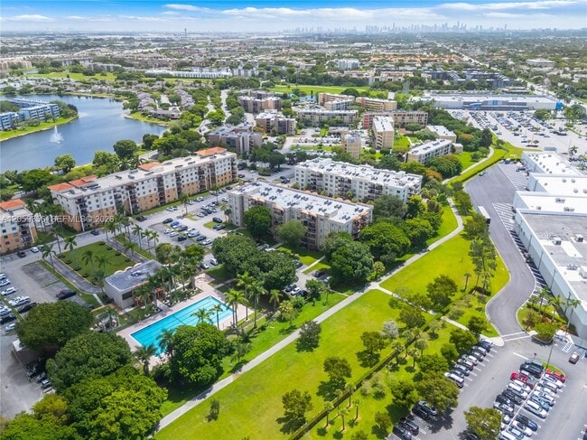 Building Photo - 9320 Fontainebleau Blvd
