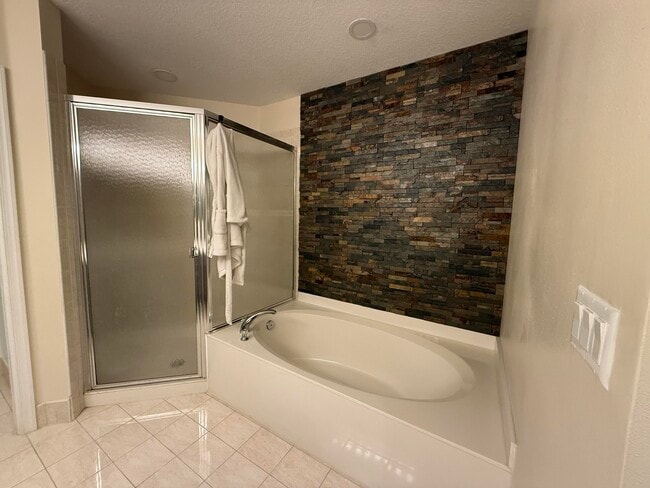 Building Photo - 2136 Oakmont Dr