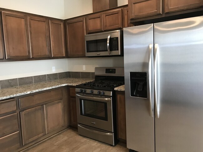 Building Photo - Well Maintained Spacious 4 BD Home with Gr...