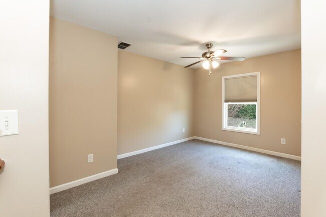 Building Photo - Beautiful 3-Bedroom Single Family Home wit...