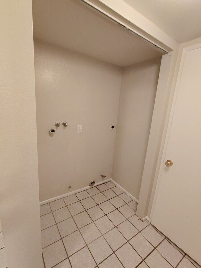 Building Photo - Move-In Ready 2-Story Apartment for Rent!