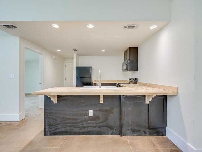 Building Photo - 110 S Main St