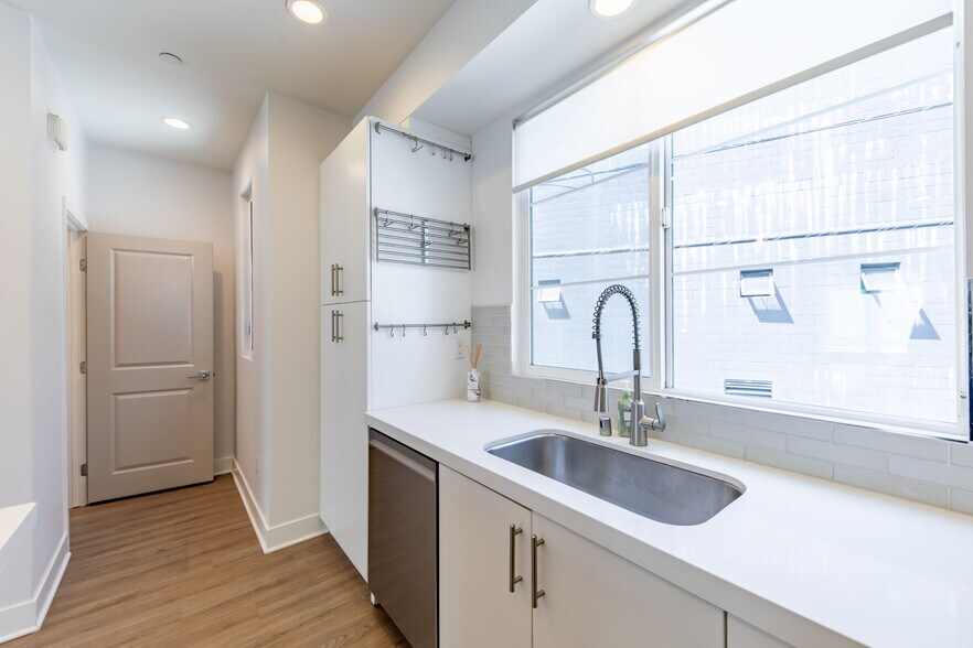 Building Photo - 10736 Bloomfield St