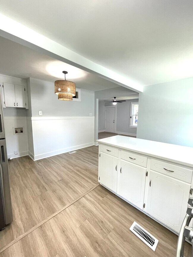 Building Photo - 2755 E Surrey Dr