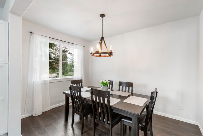 Building Photo - 6398 Juanita Cir NE