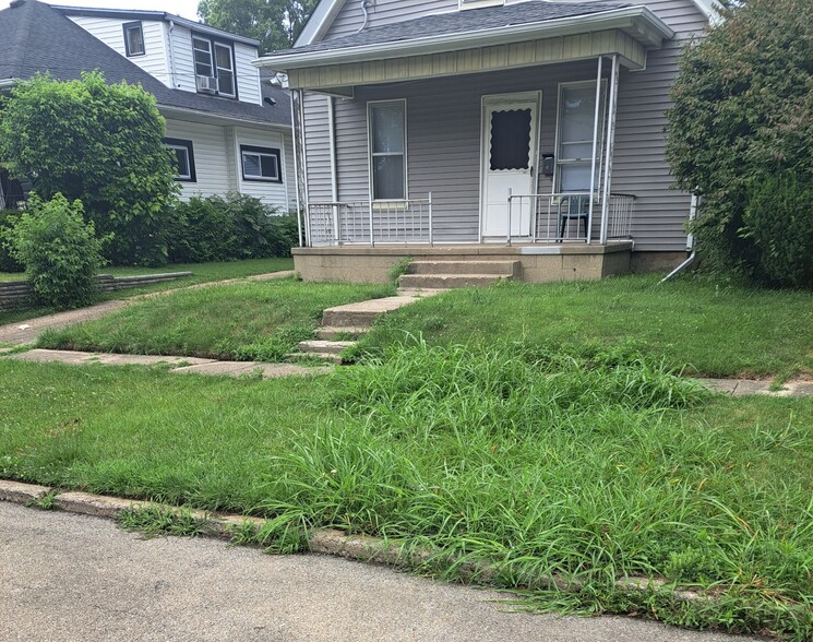 Primary Photo - 915 W Thrush Ave