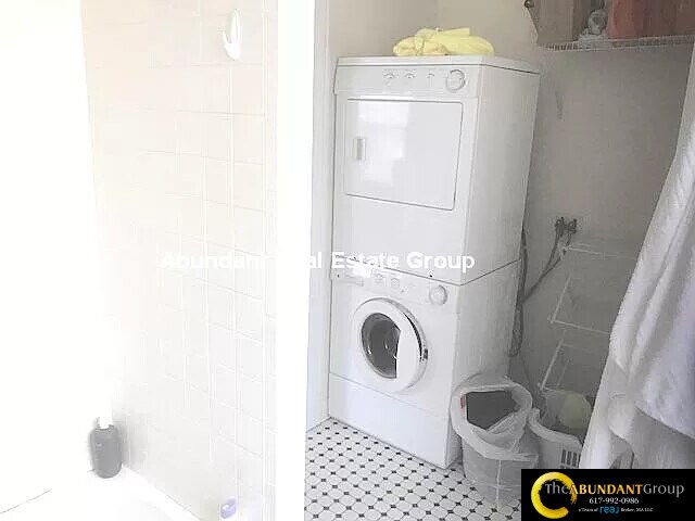 Building Photo - 17 Centre St