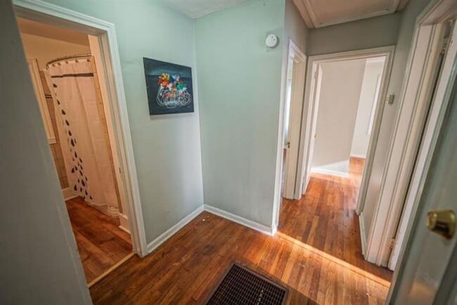 Building Photo - 4 bed 2 bath house,walk to the Stadium!! Available August 2026!