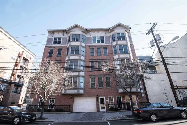 Building Photo - 1115 Grand St