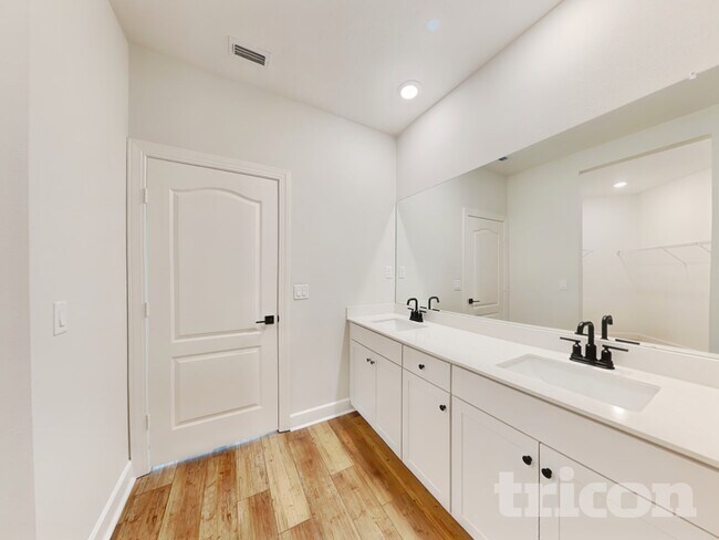 Building Photo - 895 Morgans Treasure Rd