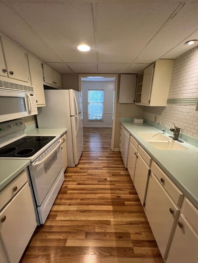 Building Photo - Short/Long Term Lease Options!!! Popular t...