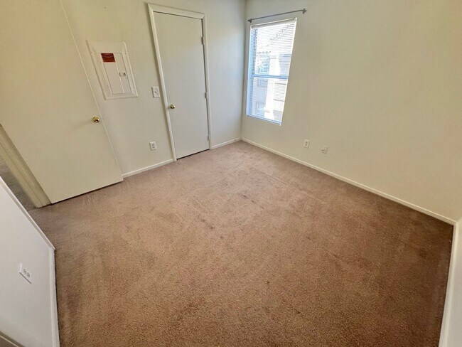 Building Photo - ***AMAZING WELOME DEAL!! $600 OFF FIRST MONTHS RENT IF MOVED IN 2 WEEKS!!**  Lovely 2 Bedroom/2 B...
