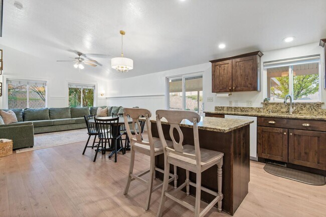 Building Photo - 2521 Apricot Pl