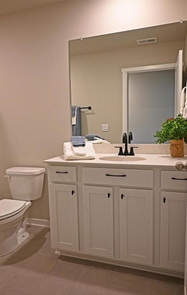 Building Photo - Spacious Elegance Meets Modern Comfort In ...
