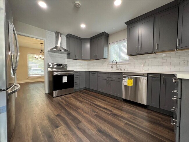 Building Photo - 3 Bedroom Home for Rent in Houston 77096 | Updated Home with Large Backyard