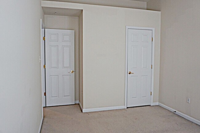 Building Photo - Exquisite Townhouse in Orchard Run Germantown