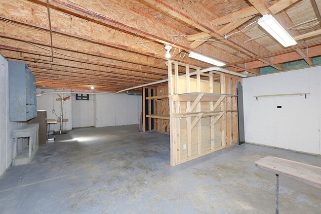 Building Photo - Spacious 4-Bed Waterfront Home in Westmere...