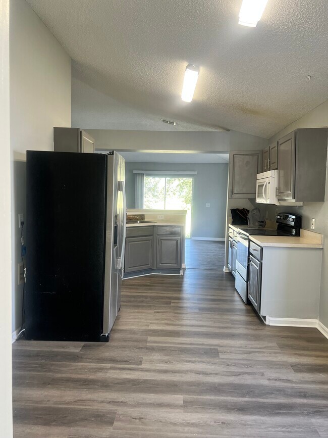 Building Photo - 15937 Wilkinson Dr