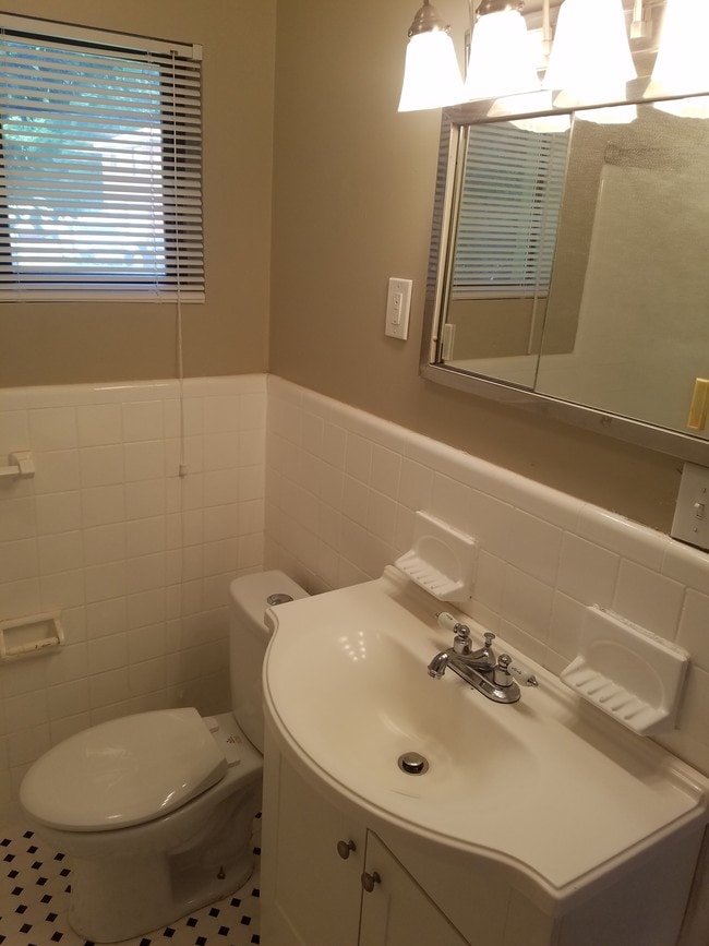 bathroom - Frost Garden Apartments