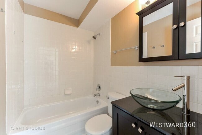 Building Photo - 3900 N Pine Grove Ave