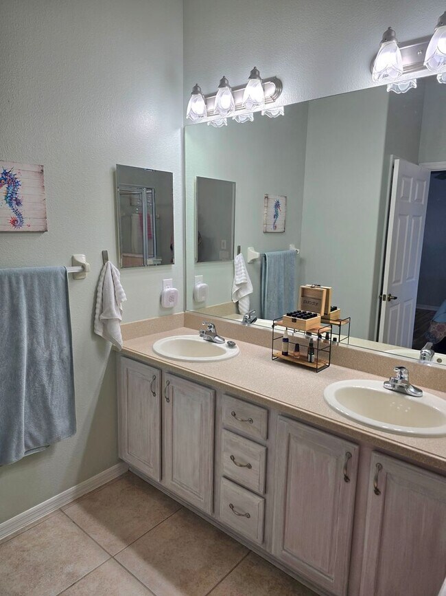 Building Photo - Gorgeous 3/2/2 in Terra Vista!!!