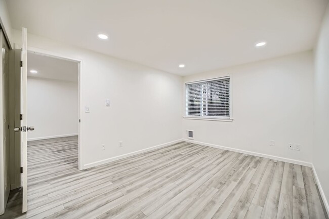 Building Photo - Beautiful 2Bed/1.75Bath in an Exclusive Co...