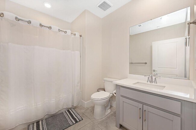 Building Photo - 2 Bed 2 Bath (plus a den) Gala Condo