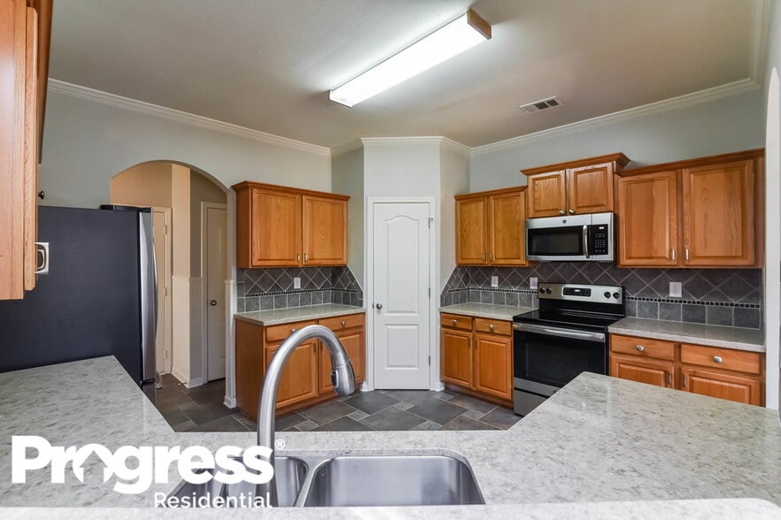 Building Photo - 6522 Silk Tree Pointe