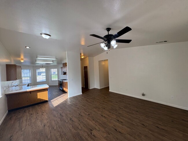 Building Photo - NW Visalia Home Rent Ready!