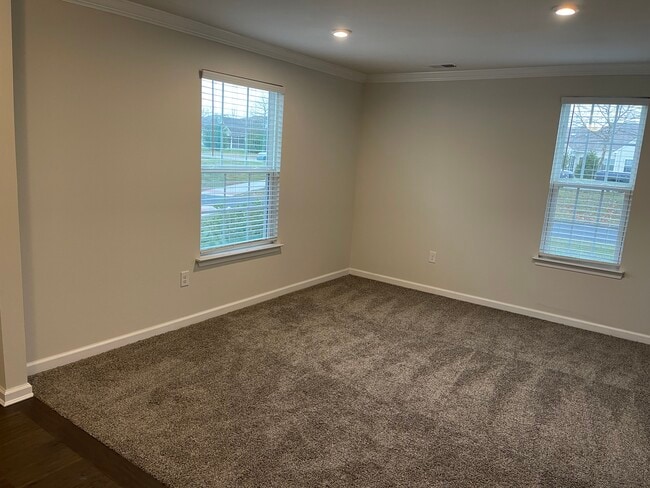Building Photo - 223 Lake Seymour Dr