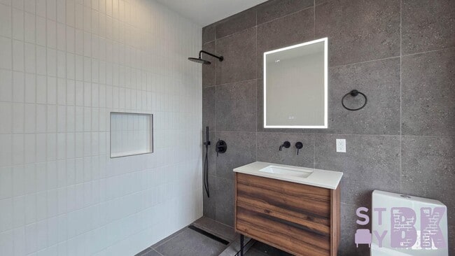 Building Photo - Nassau Avenue