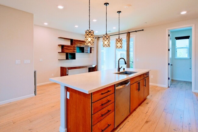 Building Photo - Beautiful end unit 4 bedroom condo in Dublin
