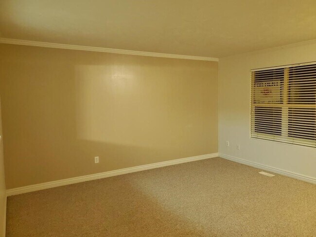 Building Photo - 2-3 Bd 2.5 Bath Townhome in Draper