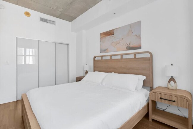 Building Photo - 137 NE 2nd Ave