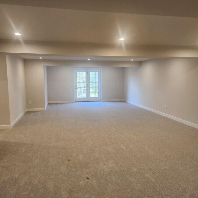 Building Photo - 211 Woodcreek Rd