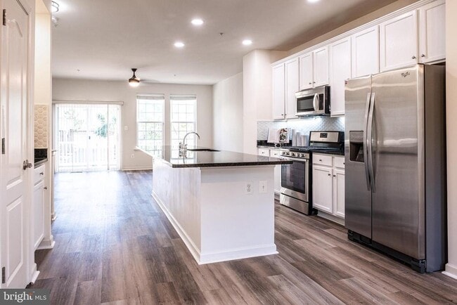 Building Photo - 3541 Woodlake Dr