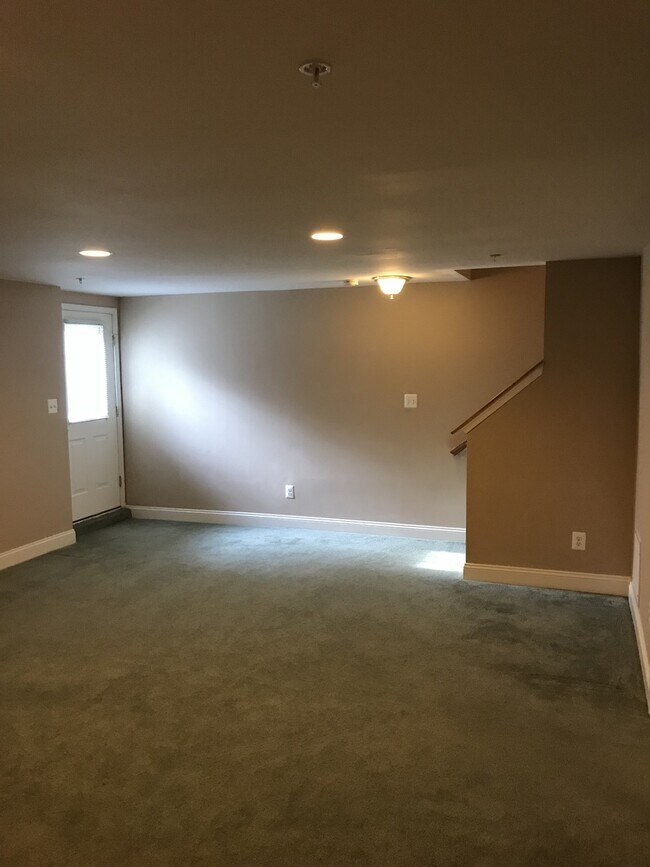 Building Photo - *Coming Soon!*  Large end unit town home i...