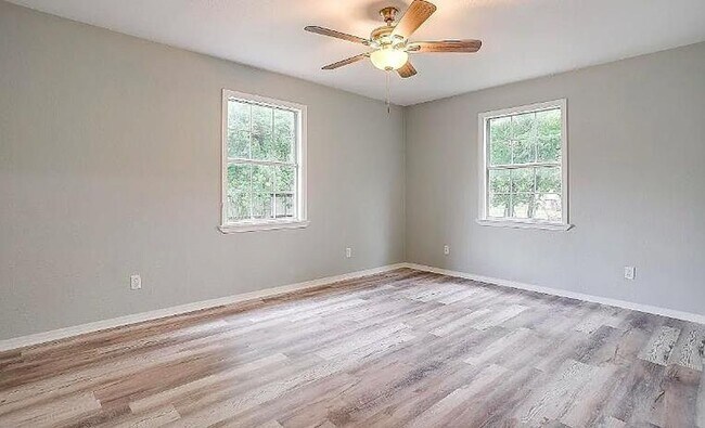 Building Photo - 3/2 Located within walking distance to Downtown Mineral Wells!