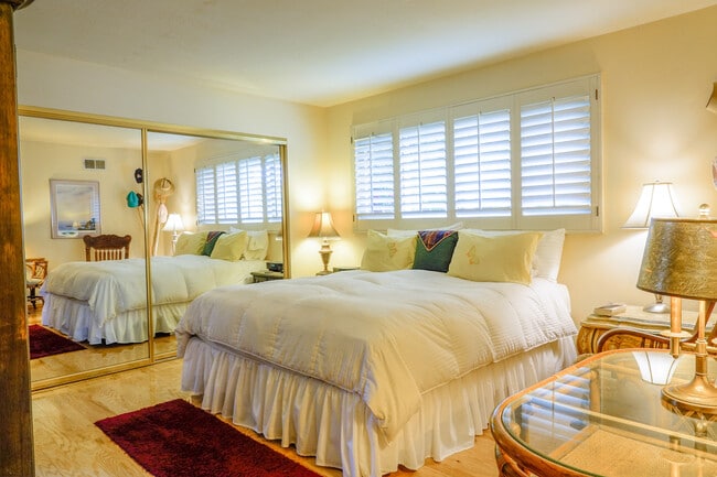 Building Photo - Furnished Single Story Home West of the Freeway