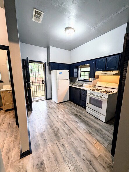 Building Photo - 1008 W 52nd St