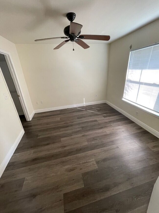 Building Photo - Palm Lakes Condo