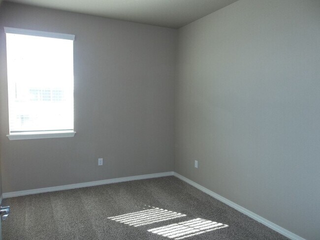 Building Photo - Chic Modern Townhouse in Berthoud – Your Dream Home Awaits!